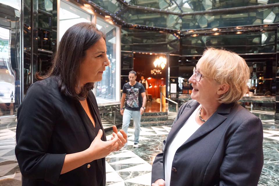 بمساعدة من اصبحت نادية مراد سفيرة؟